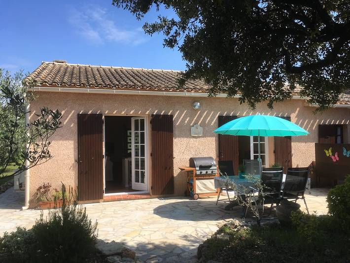 Gîte pour 4 personnes, avec terrasse ainsi que piscine et jardin, animaux acceptés
