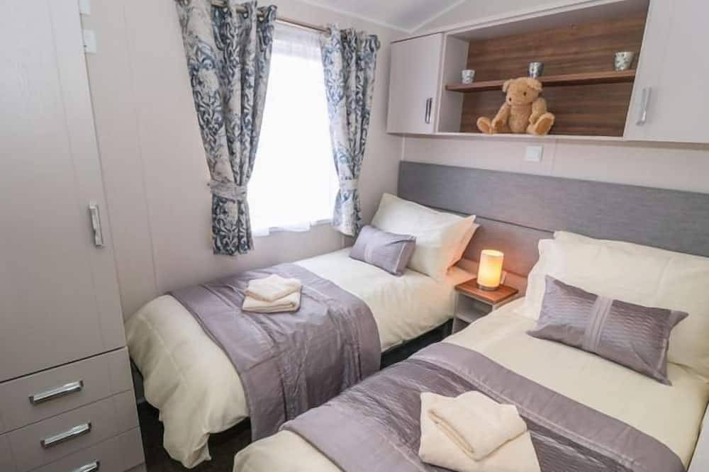 Rose Lodge, pet friendly, luxury holiday cottage in Staithes in Runswick Bay, North York Moors National Park
