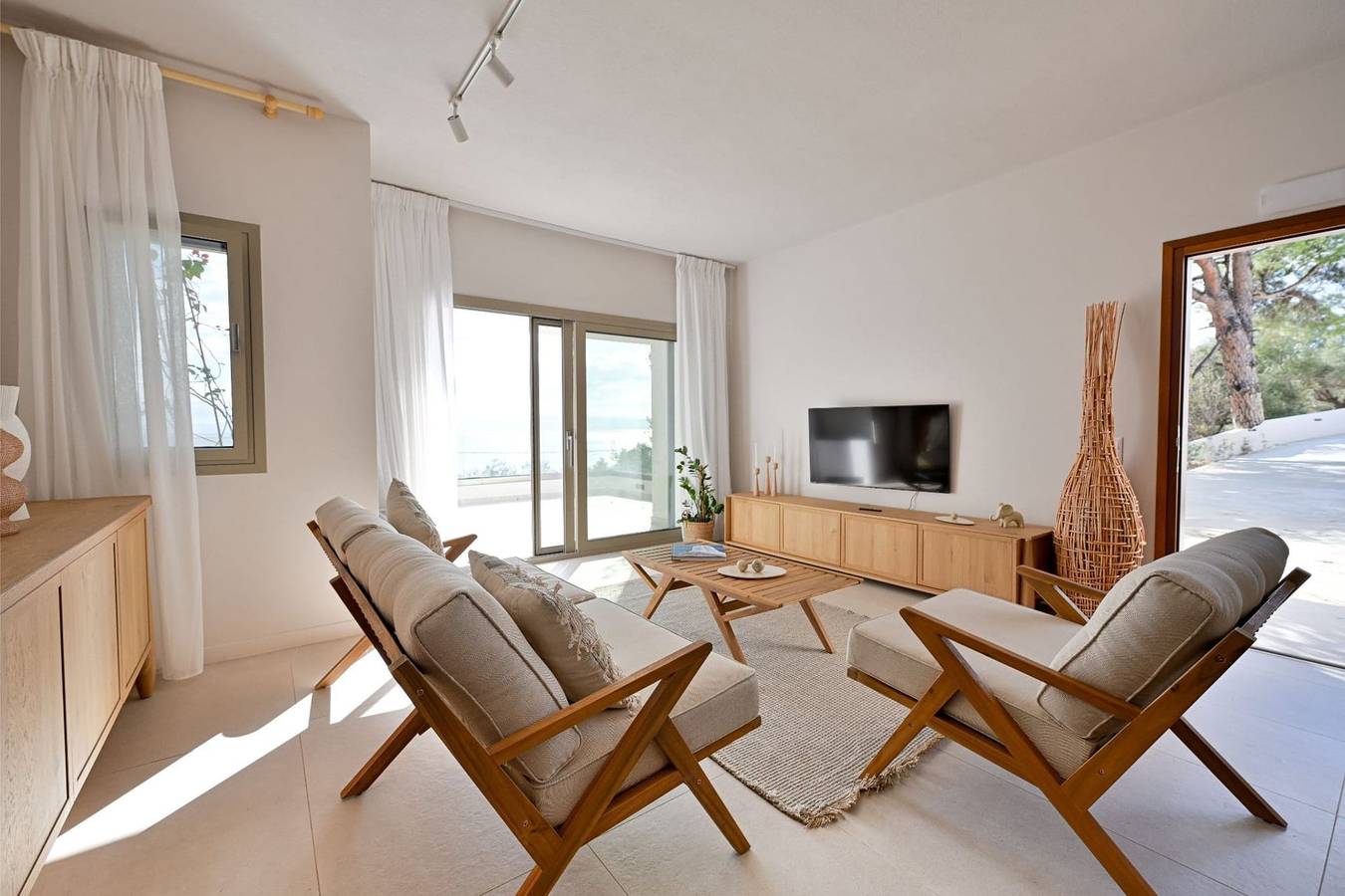 Villa Alveris, Divine Sea Views, Spacious Furnished Terrace, Shared Infinity Pool, Skiathos in Platanias (Thessaly), Sporades
