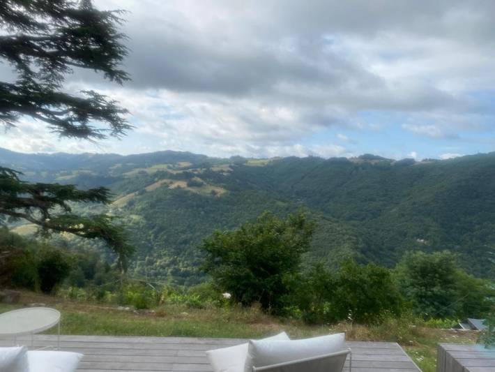 Location de vacances pour 3 personnes, avec Balcon et Jacuzzi ainsi que Terrasse et Jardin à Le Fel