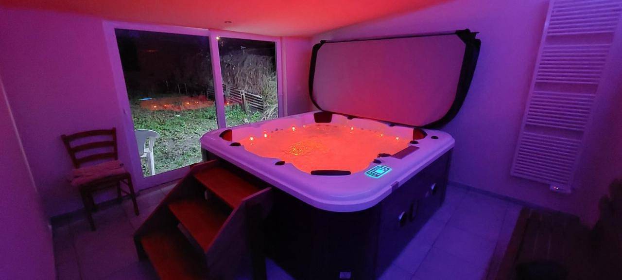 Maison bord de Marne pour 10 personnes avec jacuzzi in Châlons-en-Champagne, Marne