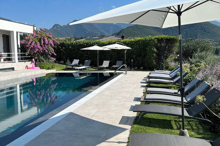 Villa Vista Lago Con Piscina Sulla Collina Di Salo’ Cir in Roè Volciano, Prealpi Gardesane