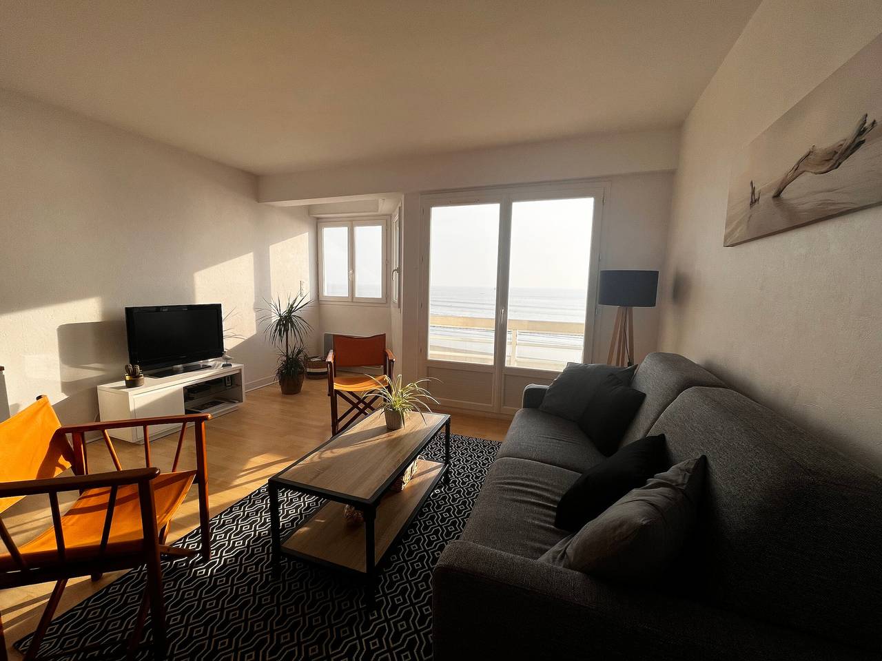 Entire studio, Beachfront Studio with Balcony & Garage in Les Sables-d'Olonne, Vendée