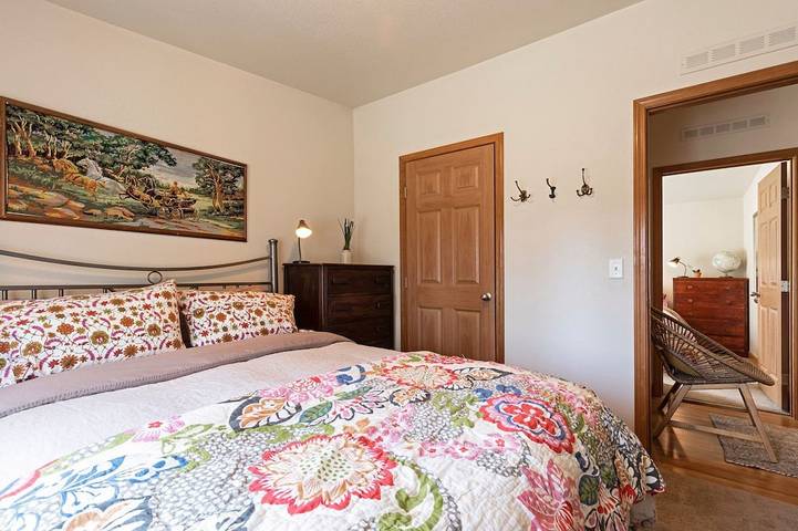 Vacation house for 6 people, with terrace and sauna as well as yard and hot tub, with pets in Flathead Lake