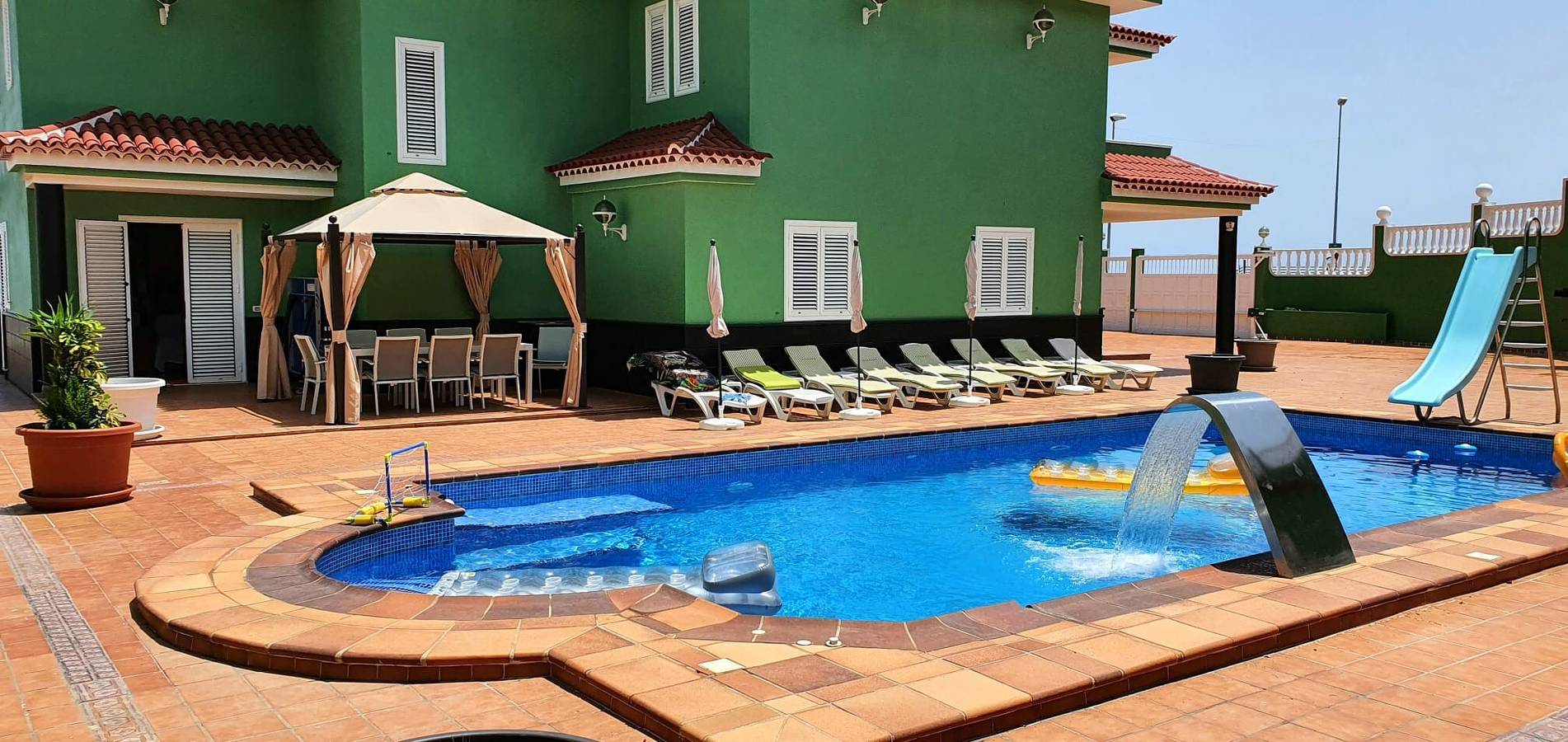 Casa de vacaciones Villa Celia con vistas al mar, terrazas, piscina y Wi-Fi, admite mascotas in Candelaria, Tenerife Sur