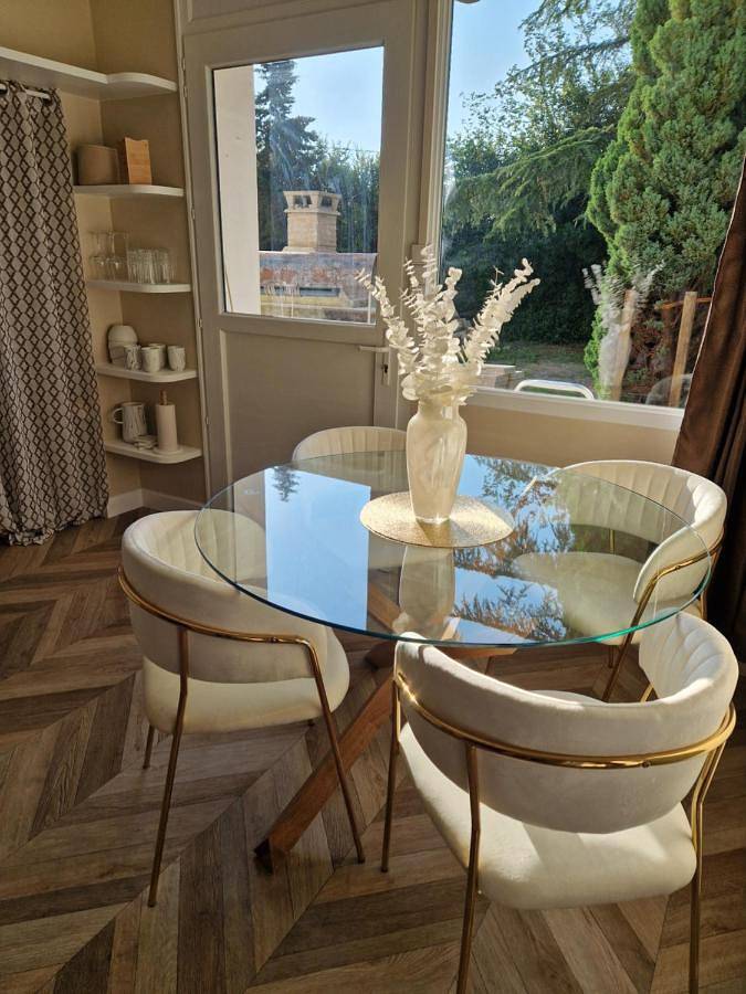 Location de vacances pour 4 personnes, avec jardin et piscine dans Hure