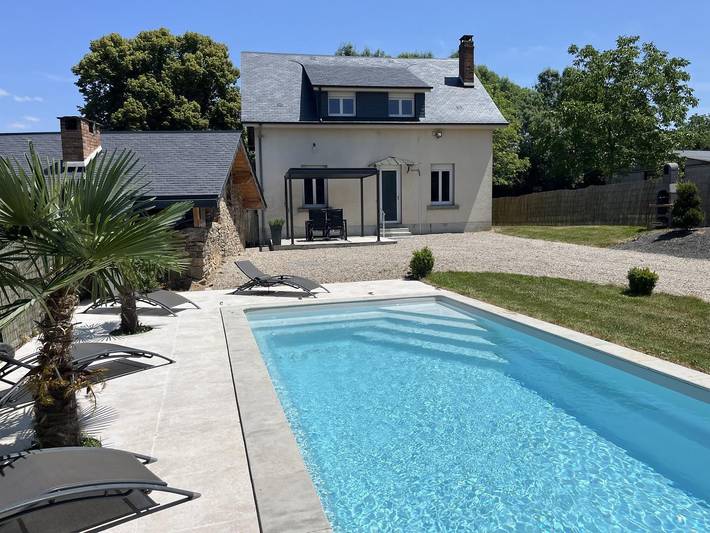 Gîte pour 5 personnes, avec Terrasse ainsi que Jardin et Piscine à Magnac-Bourg