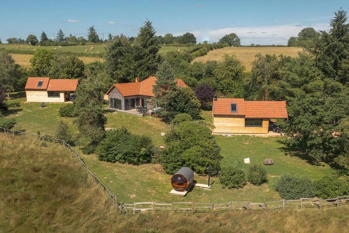 Gîte pour 6 personnes, avec Jacuzzi et Terrasse ainsi que Jardin et Sauna à Brazey-en-Morvan