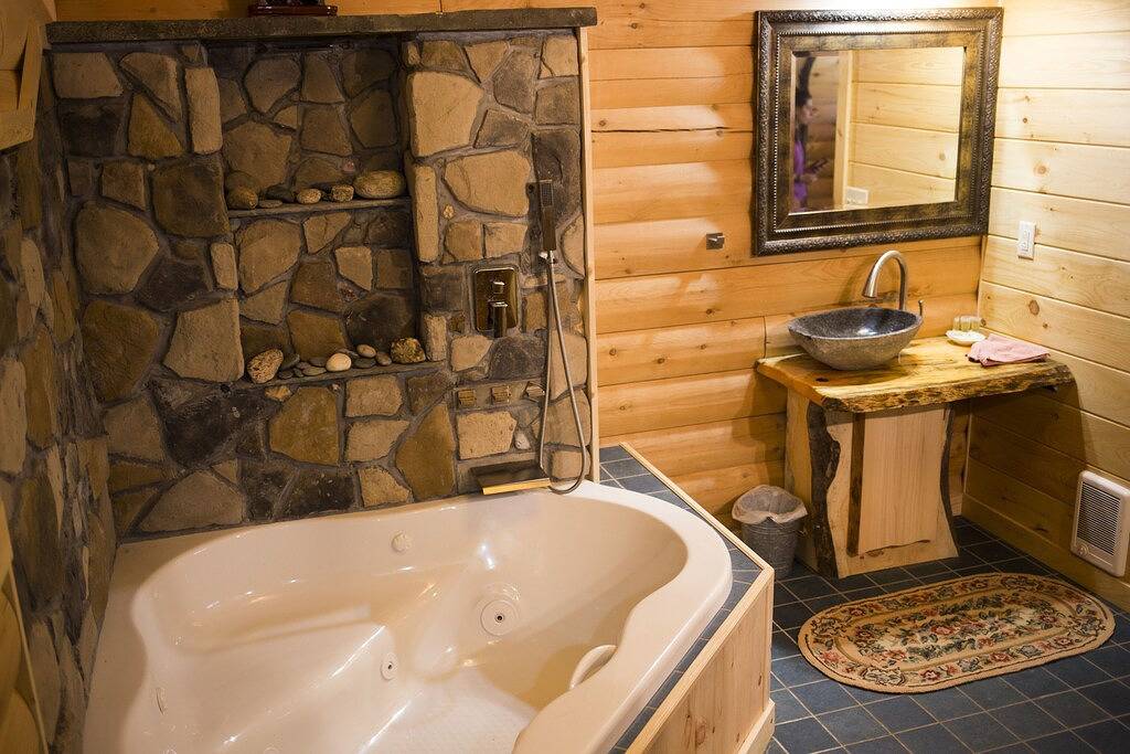 Rustic Polish Jacuzzi Room in log home 11 miles from Ithaca in Tompkins County