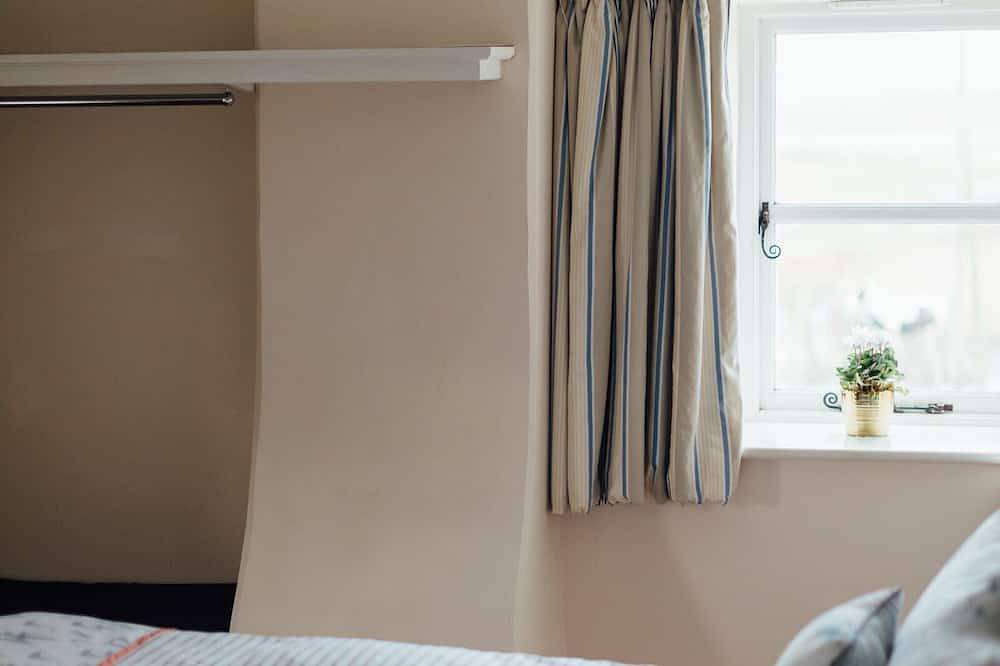 Gorgeous flint cottage overlooking the marshes, walking distance to beach in Salthouse, Norfolk Coast