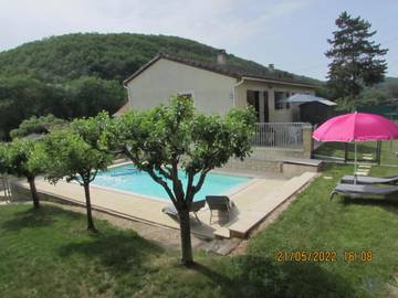 Gîte pour 4 personnes, avec terrasse ainsi que jardin et piscine à Calamane
