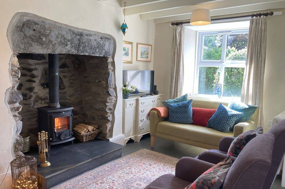 1 Penygroes cosy slate cottage within the Eryri/Snowdonia National Park in Penmachno, Snowdonia
