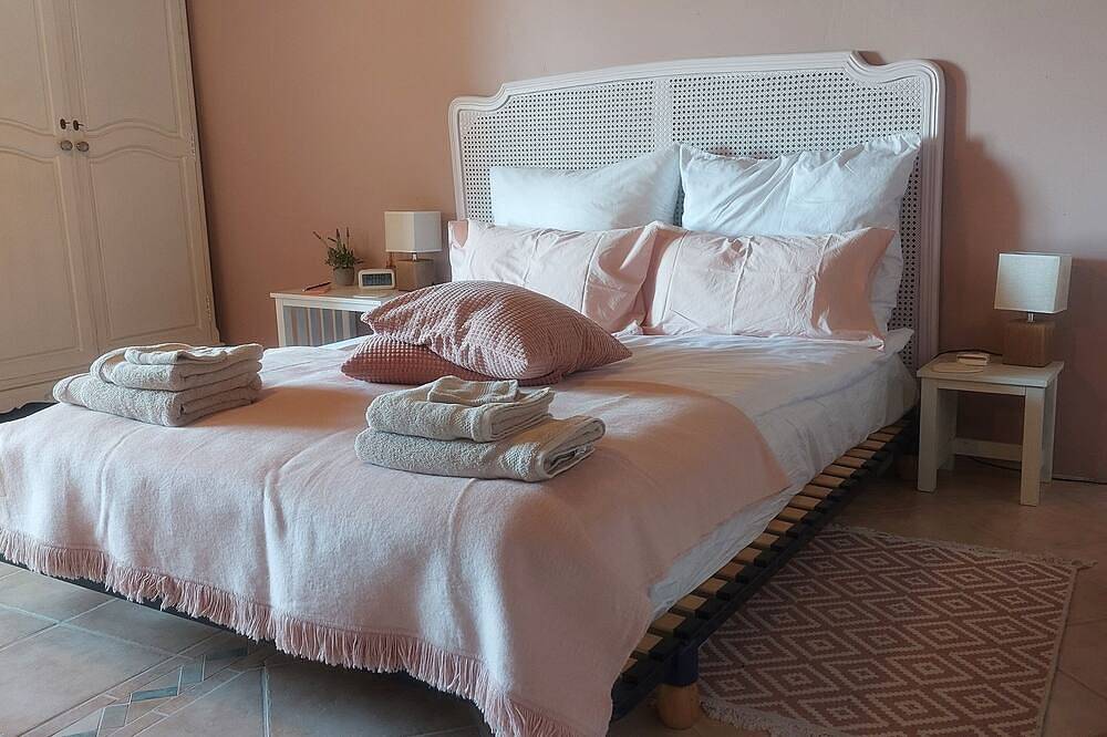 Charming renovated farmhouse with large pool in Lacour, Quercy