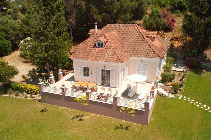 Villa for 11 people, with Terrace and Garden as well as Pool in Kalamaki