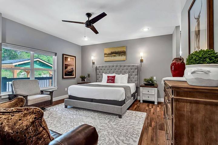 Vacation house for 34 people, with pool and hot tub as well as balcony in Missouri