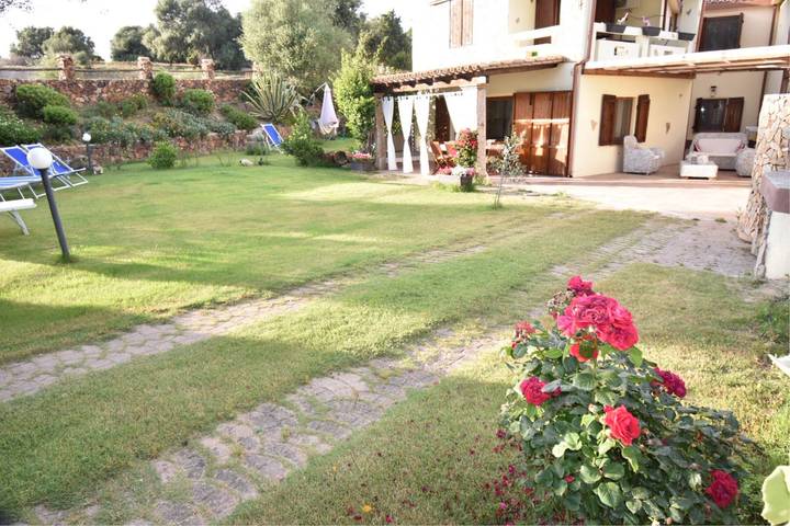 Ferienhaus für 8 Personen, mit Terrasse und Garten in Chia