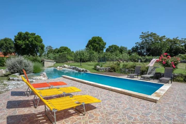 Ferienhaus für 14 Personen, mit Pool und Garten