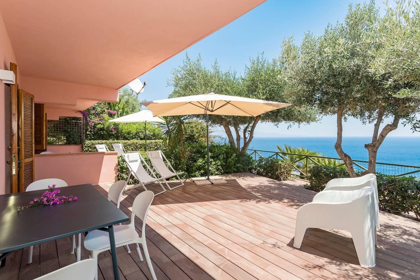 Apartamento entero, Apartamento 'Paradise Residence 1' con vistas al mar, Wi-Fi y aire acondicionado in Sant'Alessio Siculo, Provincia de Messina