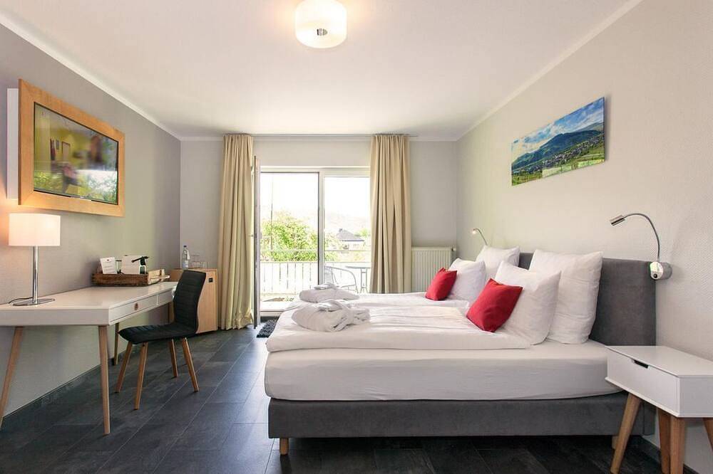 Single room deluxe with balcony - Moselhotel Weinhaus Simon in Wintrich, Bernkastel-Kues region