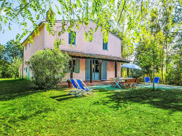 Agriturismo per 10 persone, con panorama e balcone nonché giardino in Crespina Lorenzana