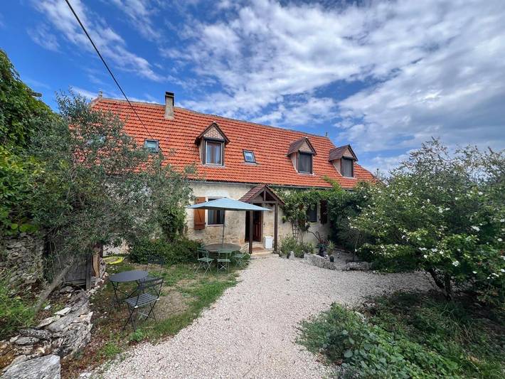Location de vacances pour 7 personnes, avec Balcon et Jacuzzi ainsi que Terrasse et Jardin dans Orniac