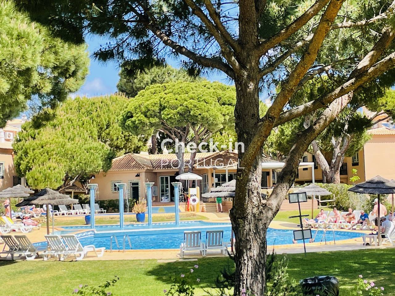 Entire apartment, Sunny 1Br Apartment in Albufeira with Pool, Garden, and Close to Praia da Oura in Praia da Oura, Albufeira