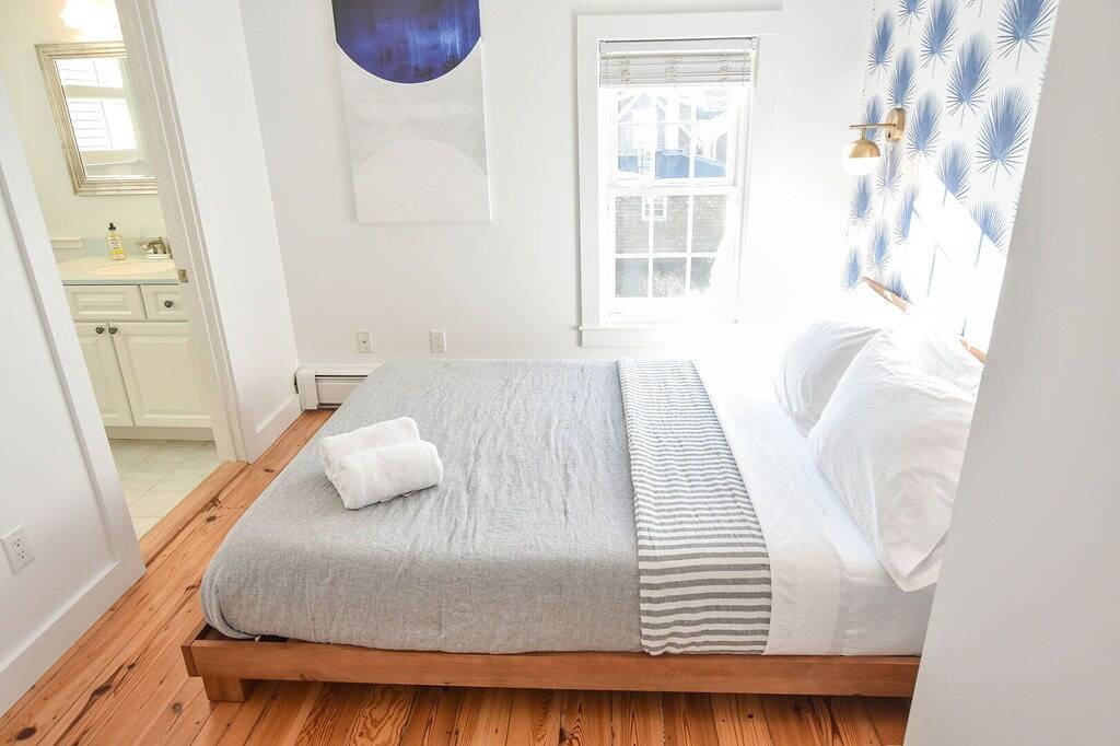 2 Min Walk to the Ocean Central A/C! in Harwich Port, Harwich