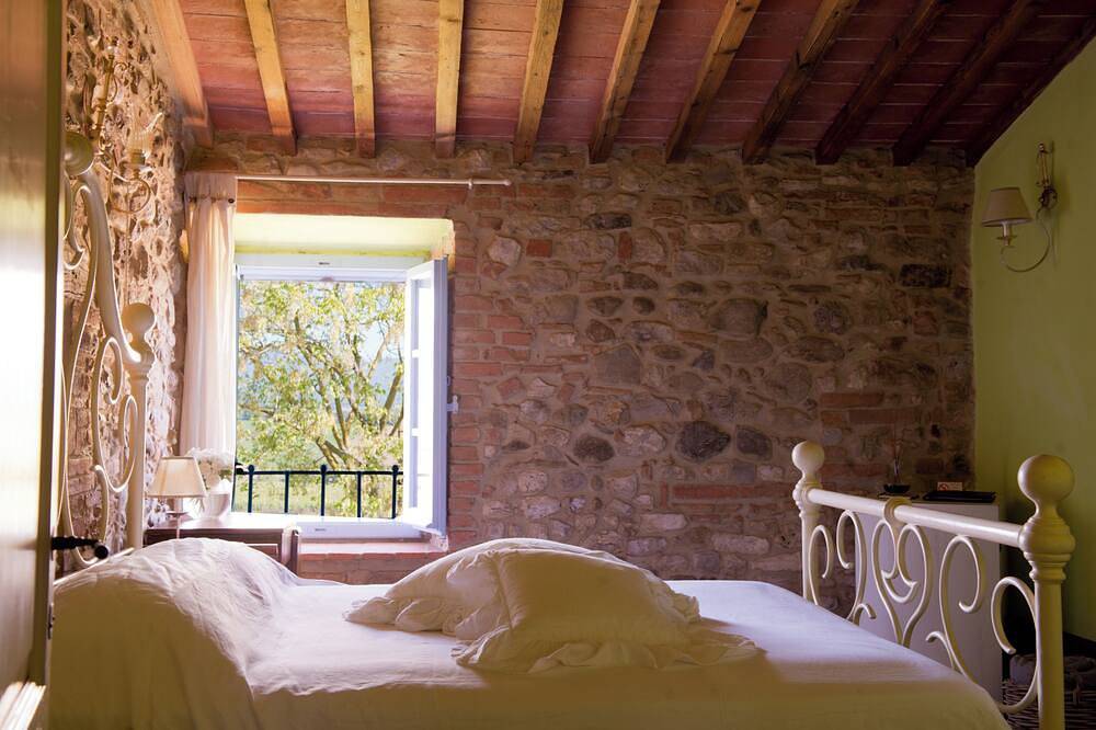 Estate with pool and vineyard in the Tuscan countryside, Mugello, near Florence in Scarperia e San Piero, Lago di Bilancino