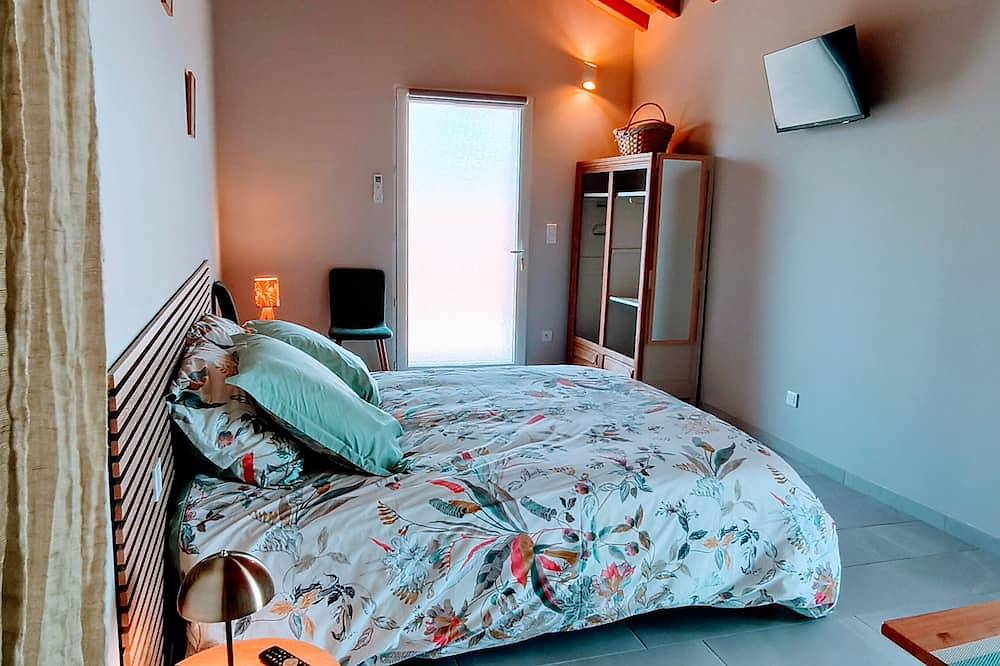 Appartement entier, Studio « Chambre Indépendante, Sdb Privée » avec terrasse privée, Wi-Fi et climatisation in Saulcet, Allier
