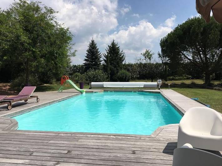 Maison de vacances pour 4 personnes, avec Balcon et Terrasse ainsi que Jardin et Piscine
