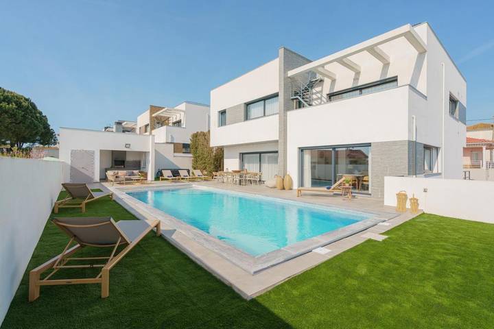 Villa für 12 Personen, mit Balkon und Whirlpool sowie Terrasse und Garten