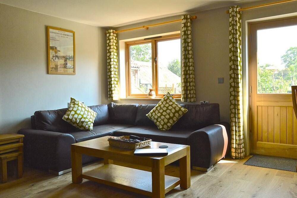 Cotenham long barn with hot tub in Woodbastwick, The Broads
