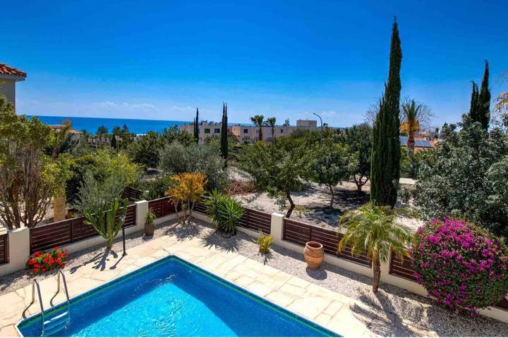 Holiday rental for 6 people, with ocean view and balcony as well as garden and pool, child-friendly in Peyia