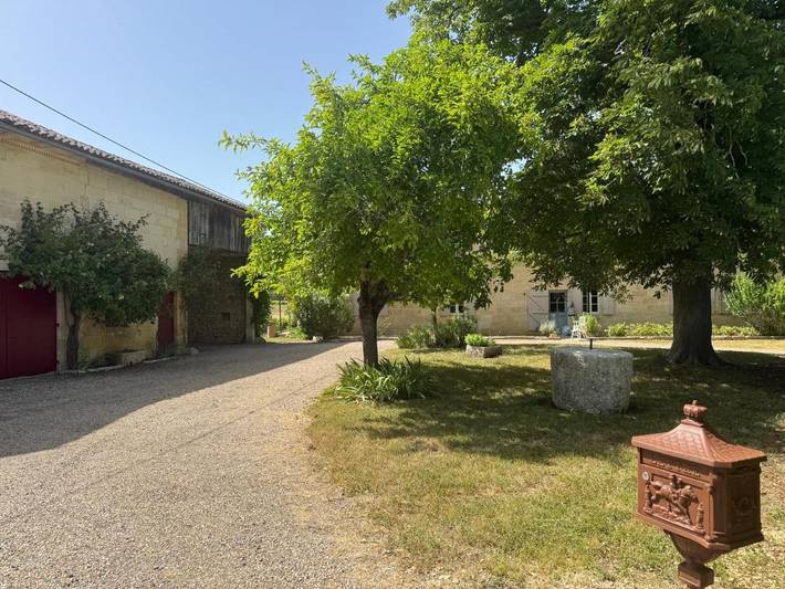 Location de vacances pour 8 personnes, avec Jacuzzi et Terrasse ainsi que Jardin et Vue à Saint-Genès-de-Castillon