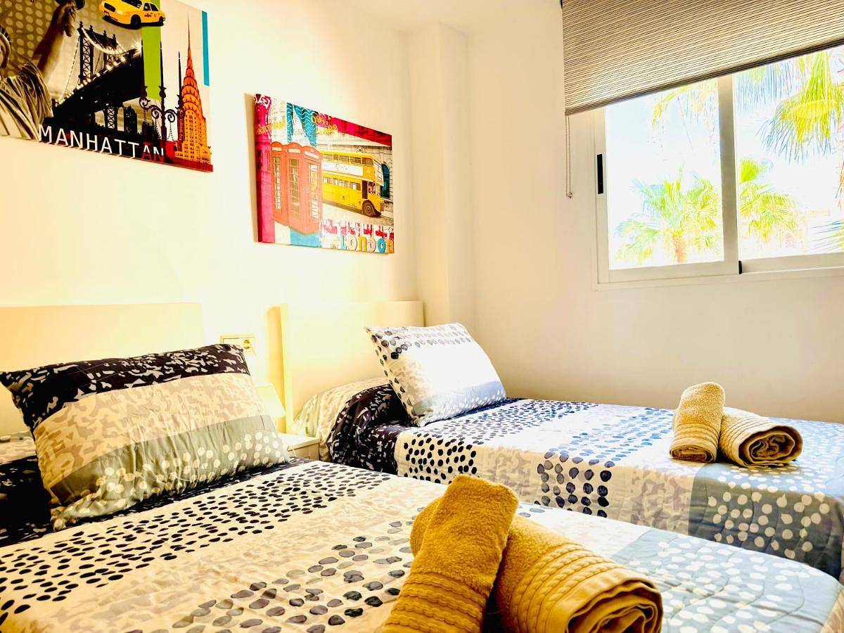 Apartamento entero, .Apartamento 1a linea de playa + piscina + parking Daimus in Platja de Daimús (Daimús), Daimuz