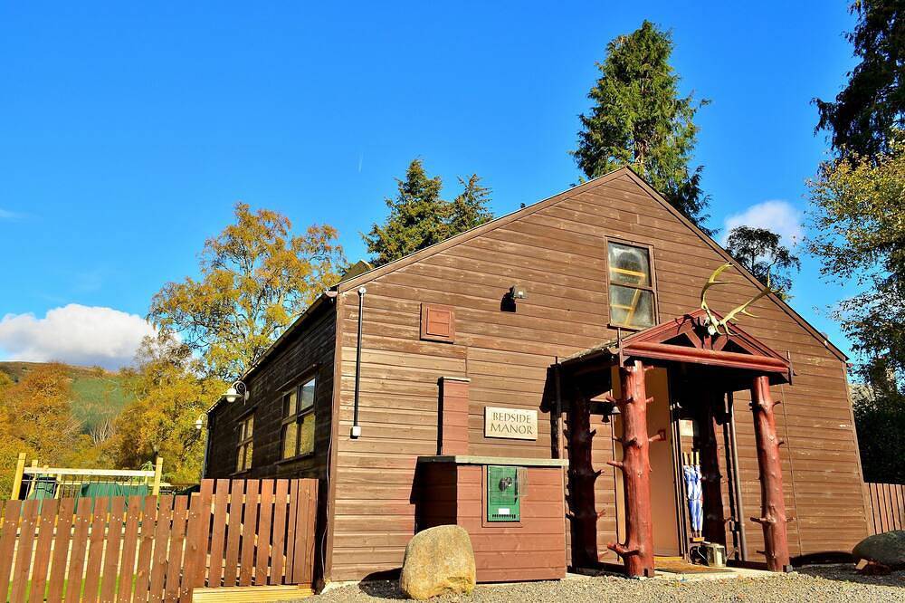 Scottish cabin-style cottage with large garden in Braemar village in Braemar, Cairngorms National Park