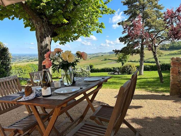 Location de vacances pour 4 personnes, avec Terrasse ainsi que Jardin et Vue à Prissé