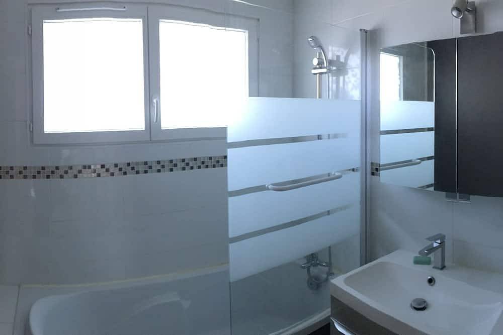 Maison Bord de Mer, 4 Personnes, Plage à Pied 450 m et Village à 700m in Saint-Georges-de-Didonne, Côte de Beauté