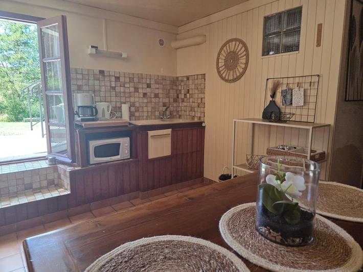 Gîte pour 2 personnes, avec terrasse ainsi que jardin et vue dans Lac de Castillon - 4