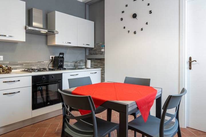 Entire apartment, 'Stanza Verde' Room with Balcony, Wi-Fi and Air Conditioning in Foiano della Chiana, Arezzo Province