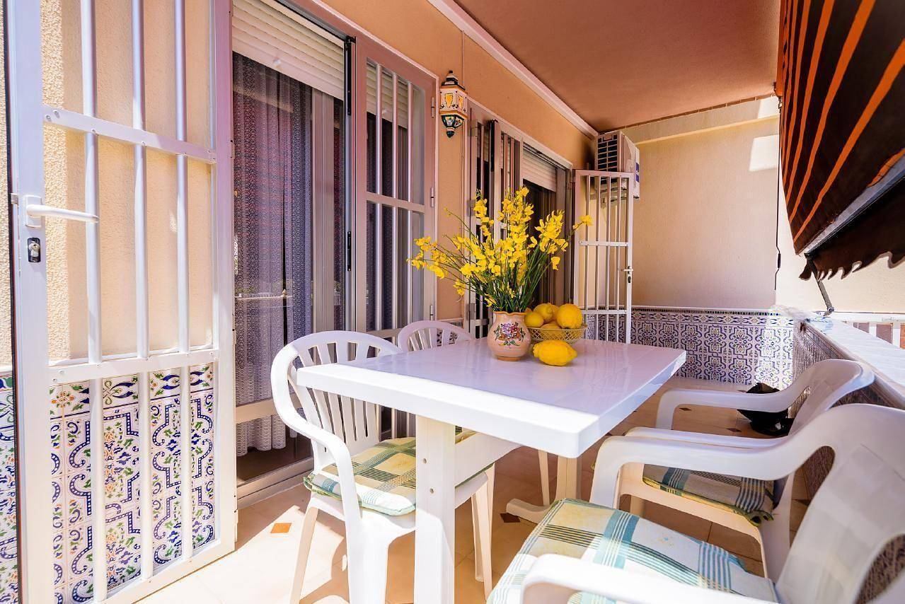 Appartement de vacances entier, Holiday flat "Limonka" with private terrace in Torrevieja, Costa Blanca