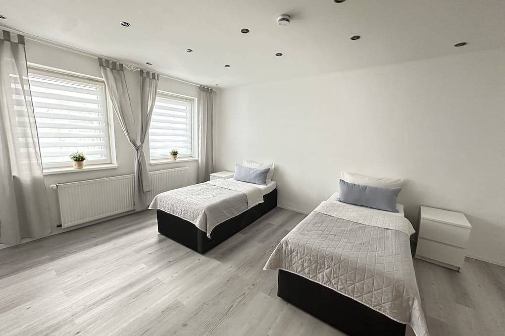 Luxus Ferienhaus 12Betten A3 Anbindung 8 min bis Köln-Messe, City nah, 200qm in Leverkusen, Bergisches Land