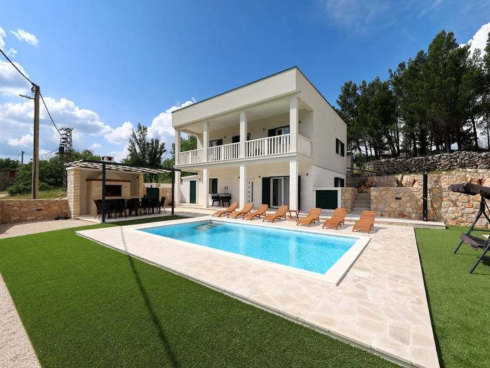 Holiday rental for 10 people, with terrace and pool, child-friendly in Zadar