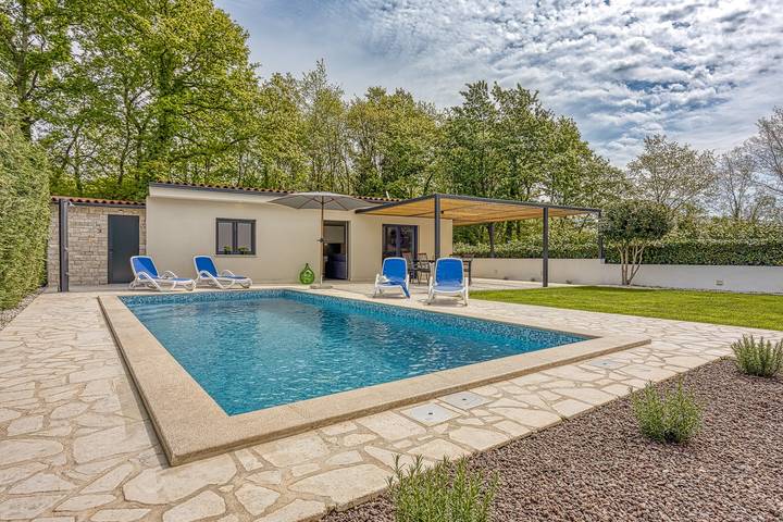 Ferienhaus für 4 Personen, mit Garten und Pool in Porec und Umgebung