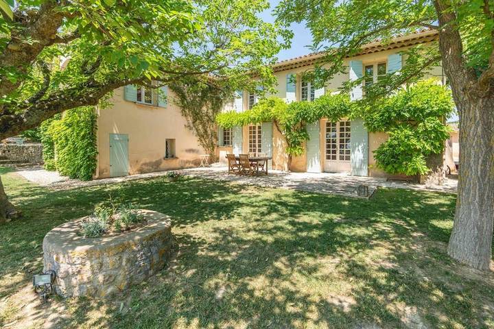 Villa pour 12 personnes, avec terrasse et vue ainsi que jardin et piscine