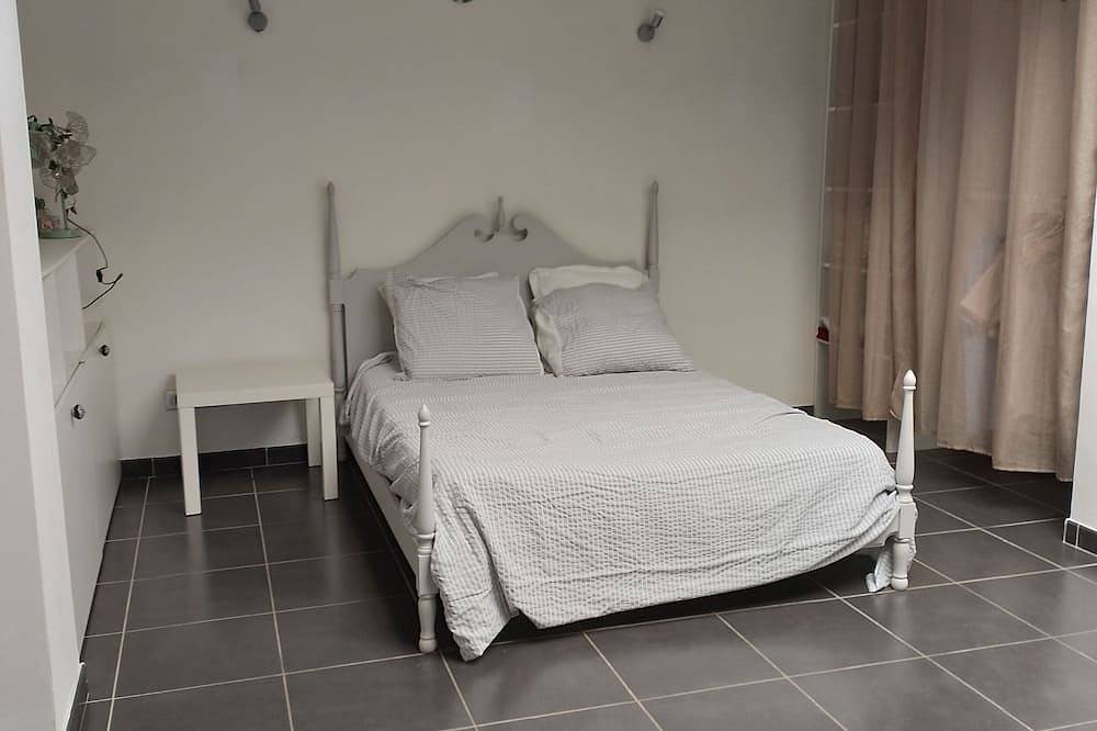 Countryside Villa With Shared Pool  in Belgentier, Region de Toulon