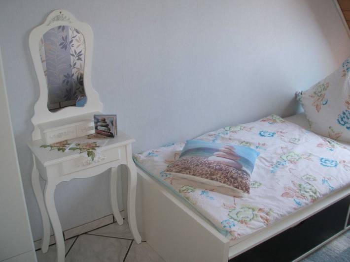 Ganze Ferienwohnung, Gemütliche Ferien- und Messewohnung  direkt am Rhein - Gemütliche Ferien- und Messewohung, 1 Etage Dachgeschoss, 3 Zimmer, Küche , Diele Bad in Stürzelberg, Dormagen