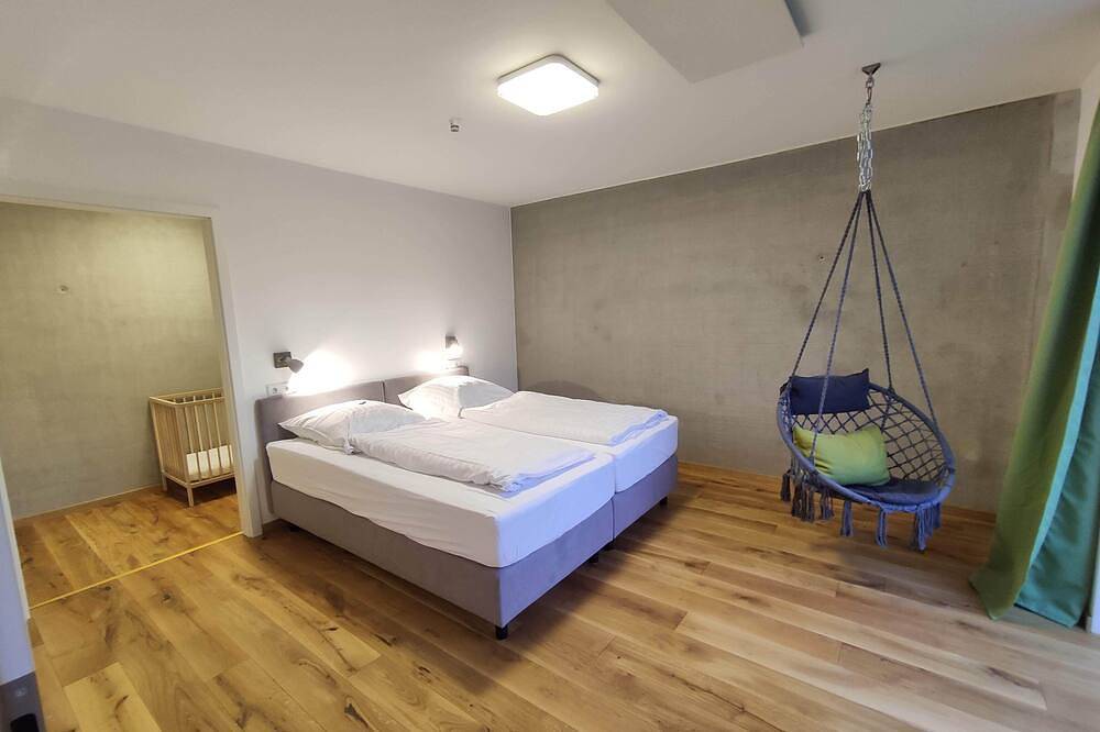 Ganze Wohnung, Erdhausapartment West \"Die außergewöhnlich und besondere Unterkunft\" in Wiesentheid, Fränkisches Weinland