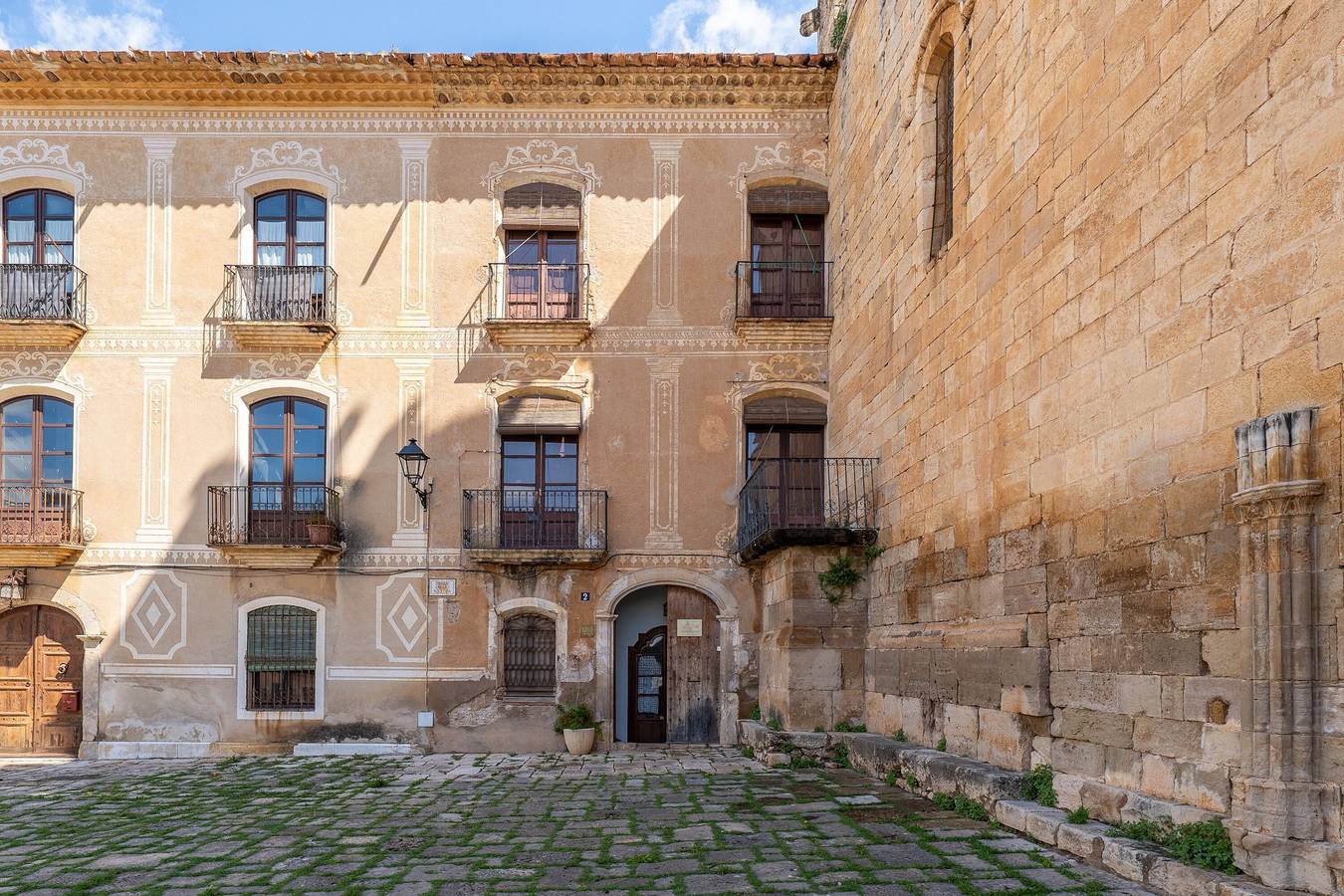 Casa de huéspedes 'L'Abadia De Santes Creus' con vistas a la montaña, piscina privada y Wi-Fi in Santes Creus, Aiguamurcia