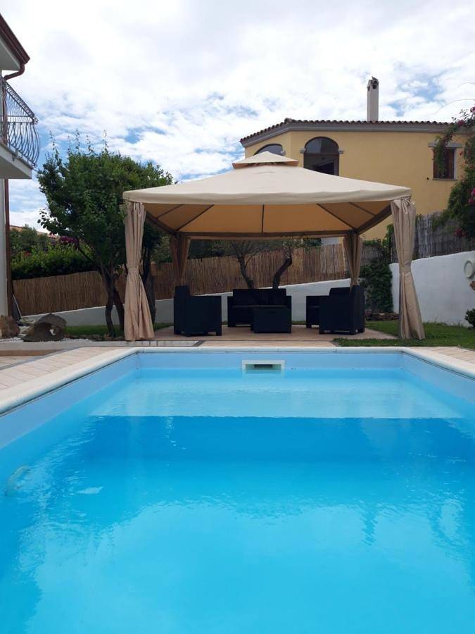 Chambre d’hôte pour 2 personnes, avec Balcon et Terrasse ainsi que Jardin et Piscine à Budoni